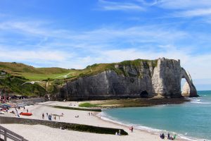 Plage Etretat falaise superbe la fille à l'envers blog