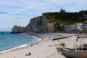 Plage Etretat falaise superbe la fille à l'envers blog