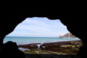 Plage Etretat falaise superbe la fille à l'envers blog