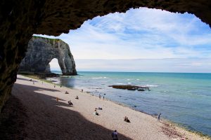 Plage Etretat falaise superbe la fille à l'envers blog