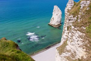 Plage Etretat falaise superbe la fille à l'envers blog