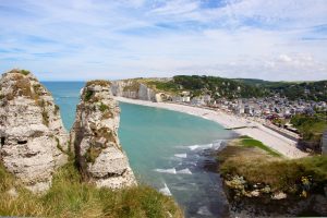 Plage Etretat falaise superbe la fille à l'envers blog