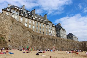 saint malo rempart intramuros plage
