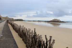 plage sillon saint malo brises lames digue