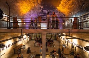 La Baronne et Marie ( Girls on the Rocks) chez VV